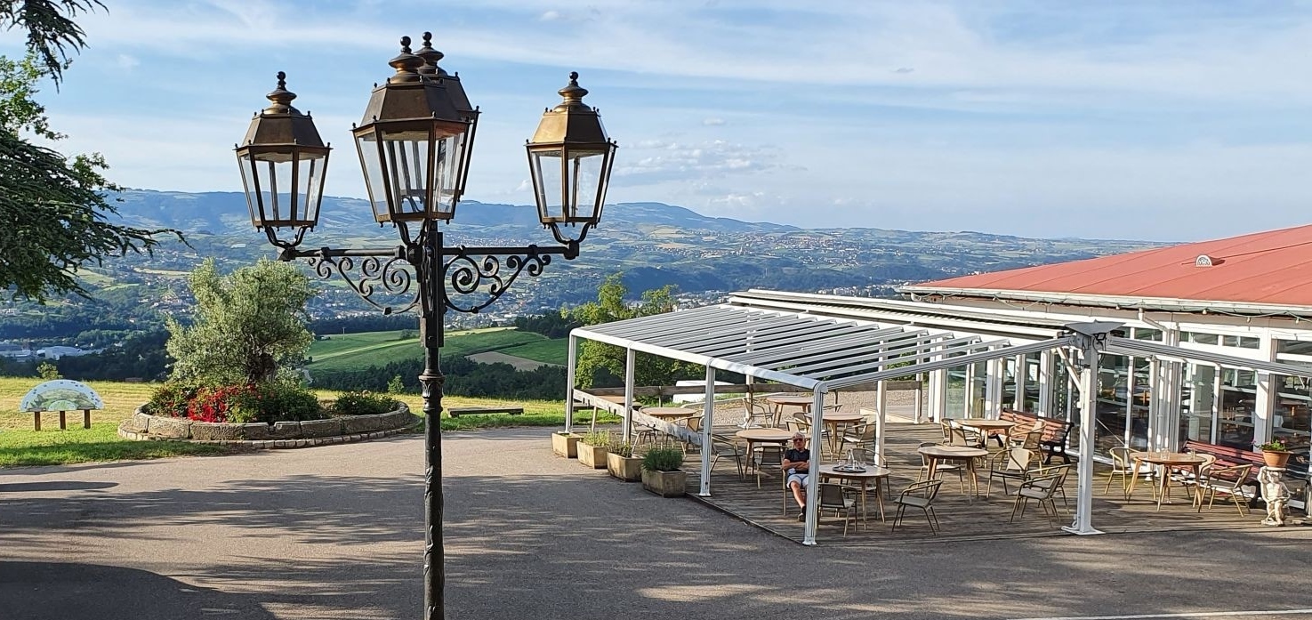 Cour Principale et Terrasse 1 du Domaine de la Barollière