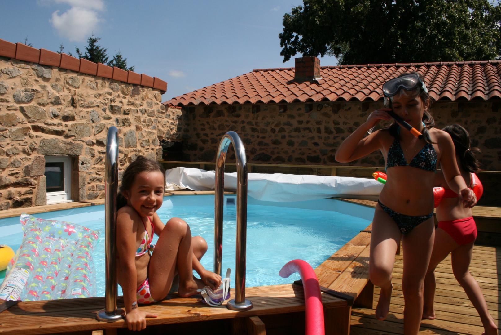 La piscine dans la cour du gîte.