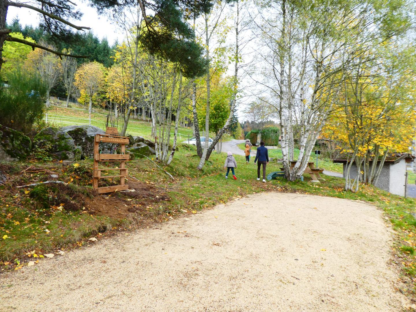 Le terrain de pétanque ombragé du gite comprend une table de pique-nique, il est à 100m du gite en pleine nature