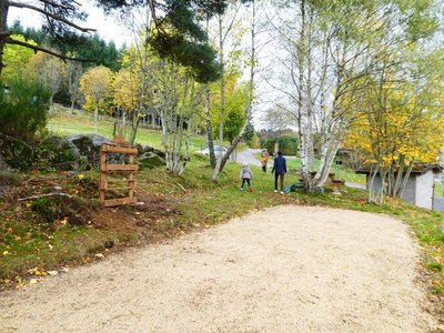 Le terrain de pétanque ombragé du gite comprend une table de pique-nique, il est à 100m du gite en pleine nature
