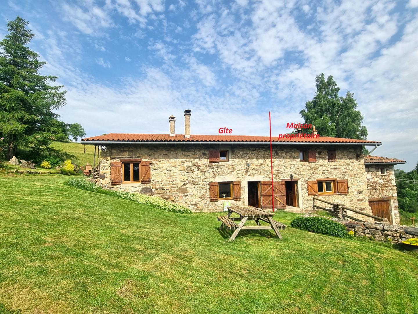 La ferme se compose : à droite la maison du propriétaire & à gauche le gîte.