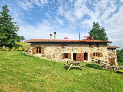 La ferme se compose : à droite la maison du propriétaire & à gauche le gîte.