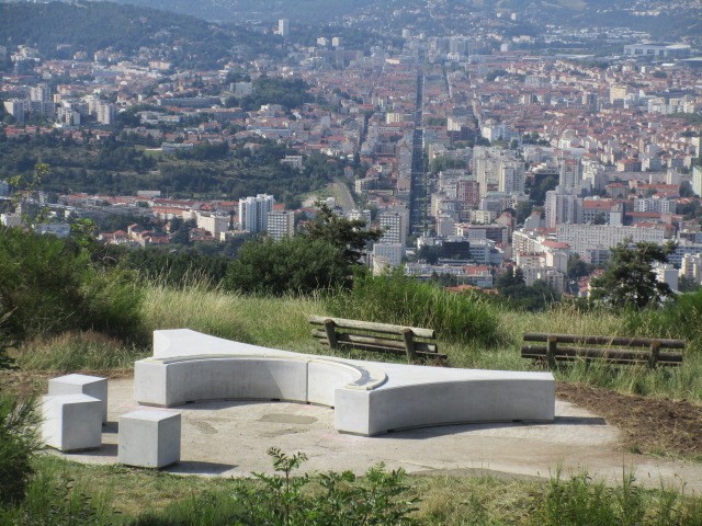 Table d'orientation du Guizay avec vue sur la grande rue