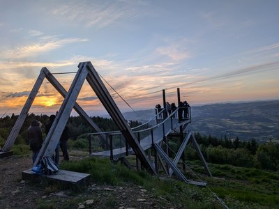 Emmenez-moi au bout de la terre » ou la passerelle sauterelle !
