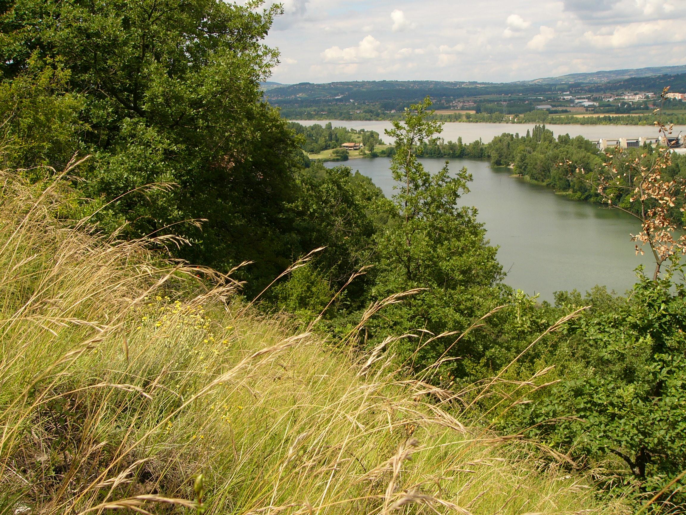 vue sur la base de loisirs et le Rhône